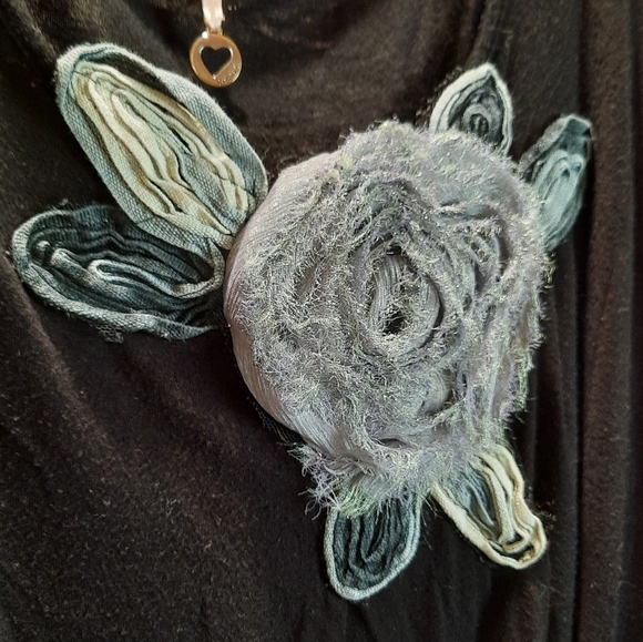 Robin K. Blouse Womans Medium Black Rose Stretch Classic Floral Breathable - Picture 2 of 9